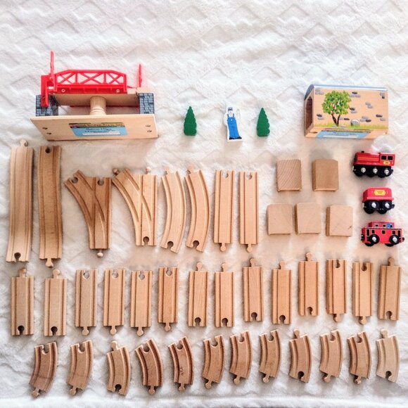 Melissa & Doug Swivel Bridge Wooden Train Set (47pc) - Picture 9 of 9